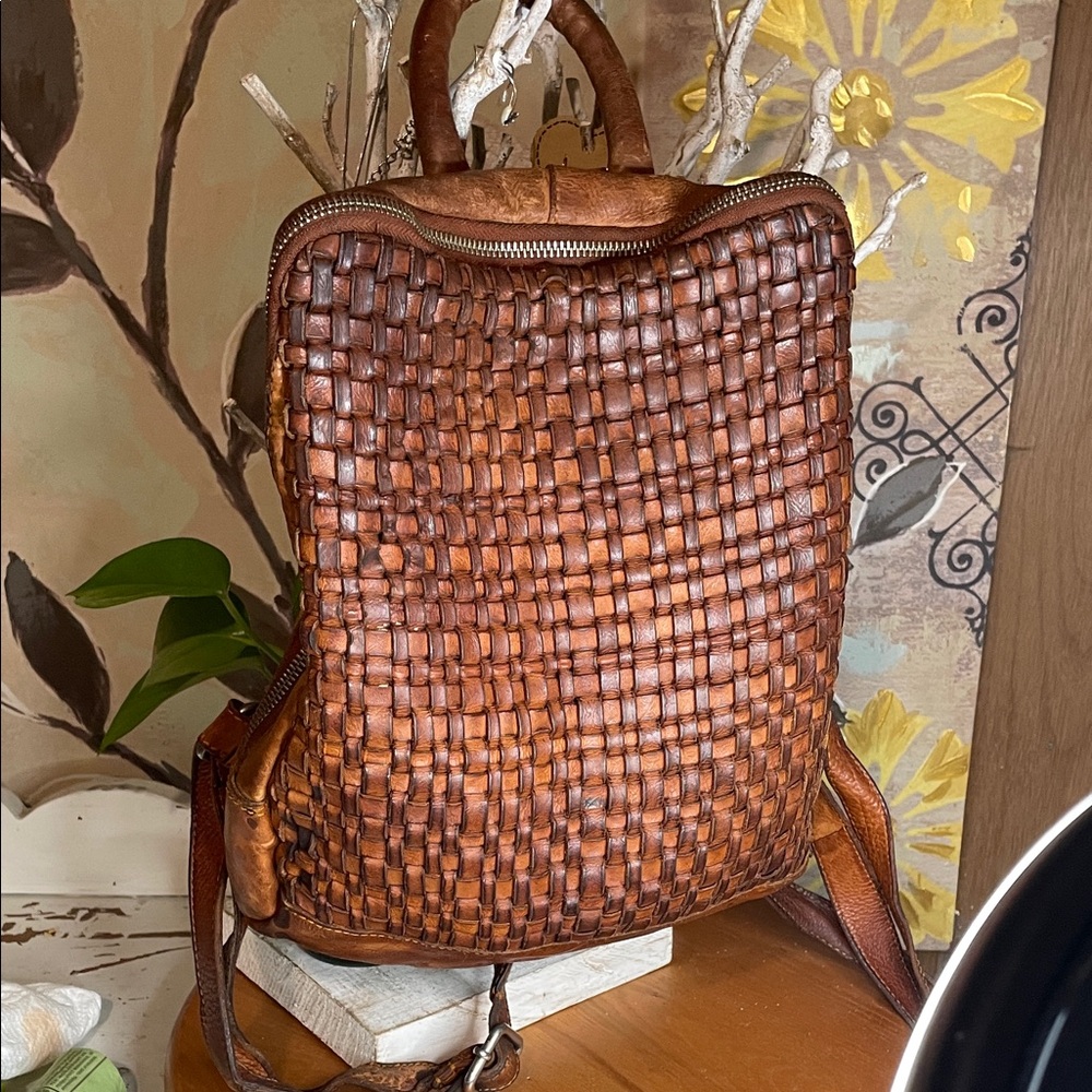 Elegant Woven Leather Backpack - Tan
